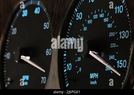 indicateur de vitesse du tableau de bord de la voiture à pleine vitesse en mode nuit éclairé Banque D'Images