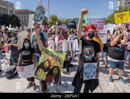 WASHINGTON, D.C. – le 2 octobre 2021 : les manifestants se rassemblent sur le Freedom Plaza de Washington, D.C., au cours de la Marche des femmes de 2021. Banque D'Images