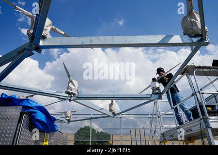 03 mai 2022, Bade-Wurtemberg, Bruchsal : un employé du développeur de cabines d'air Volocopter travaille sur un train d'entraînement électrique avec lame de rotor sur un site d'essai. (À dpa 'le fabricant de cabines de vol Volocopter développe des sites à Bruchsal') photo: Uwe Anspach/dpa Banque D'Images
