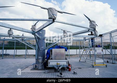 03 mai 2022, Bade-Wurtemberg, Bruchsal : un employé du développeur de cabines d'air Volocopter travaille sur un train d'entraînement électrique avec lame de rotor sur un site d'essai. (À dpa 'le fabricant de cabines de vol Volocopter développe des sites à Bruchsal') photo: Uwe Anspach/dpa Banque D'Images