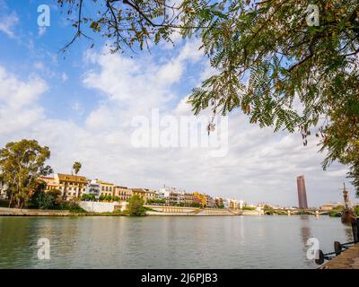 Maisons colorées du quartier de Triana sur le fleuve Guadalquivir - Séville, Espagne Banque D'Images