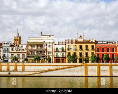 Maisons colorées du quartier de Triana sur le fleuve Guadalquivir - Séville, Espagne Banque D'Images