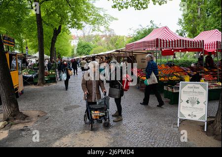 30.04.2022, Berlin, Allemagne, Europe - le jour du printemps, les gens font leurs courses sur le marché agricole de Boxhagener Platz, dans la localité de Friedrichshain. Banque D'Images