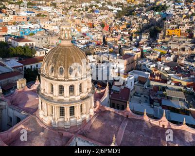 Guanajuato City, Mexique, vue aérienne des bâtiments historiques. Gros plan du Templo de San Felipe Neri Banque D'Images