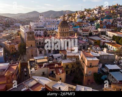 Guanajuato City, Mexique, vue aérienne des bâtiments historiques. Gros plan du Templo de San Felipe Neri Banque D'Images