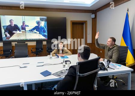 Le chef du Bureau du Président de l'Ukraine Andriy Yermak a tenu une vidéo-conférence avec un homme d'affaires américain, membre du Conseil d'administration de Tesla et SpaceX Kimbal Musk. La réunion a également réuni le Vice-Premier Ministre - Ministre de la transformation numérique Mykhailo Fedorov. Au nom du président ukrainien Volodymyr Zelenskyy et de tous les Ukrainiens, Andriy Yermak a remercié Kimbal Musk et son frère, le PDG de SpaceX, Elon Musk, pour avoir soutenu notre pays pendant les périodes difficiles de la guerre. Banque D'Images