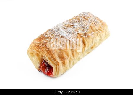 Délicieuse pâtisserie remplie de gelée de fraise isolée sur fond blanc Banque D'Images