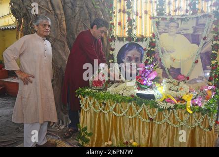 2 mai 2022, Kolkata, Bengale-Occidental, Inde: L'anniversaire de Satyajit Ray 101th a été célébré dans sa maison avec son fils Sandip Ray. Satyajit Ray était un cinéaste indien, scénariste, cinéaste documentaire, auteur, essayiste, parolier, éditeur de magazine, illustrateur, calligraphe et compositeur de musique. (Credit image: © Rahul Sadhukhan/Pacific Press via ZUMA Press Wire) Banque D'Images