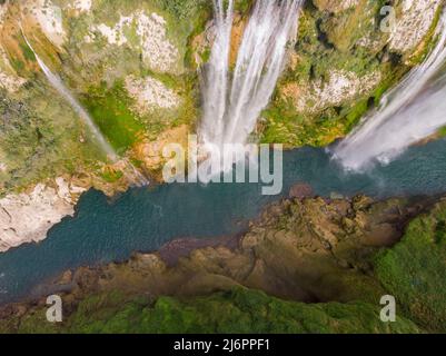 Vue aérienne de la magnifique cascade fascinante de Tamul avec l'eau turquoise à San Luis Potosi, Mexique Banque D'Images