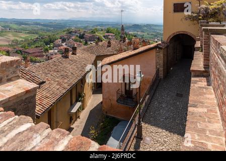 Monforte d'Alba, langhe, Italie - 02 mai 2022 : vue panoramique sur les toits et les anciennes rues médiévales de la vieille ville de Monforte d'Alba et moi Banque D'Images