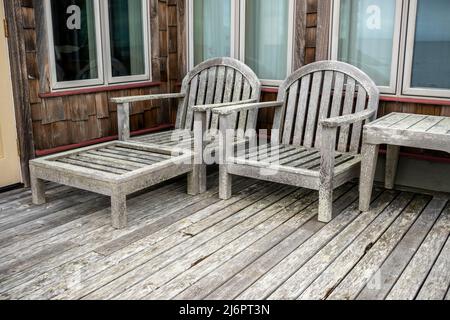 Vue inclinée sur les chaises longues en bois dans une cabine à flanc de falaise au bord de la mer dans le nord-ouest du Pacifique Banque D'Images