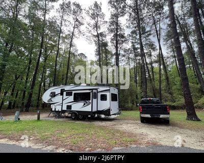 Un camping-car de cinquième roue est installé pour le camping au parc national de Santee en Caroline du Sud, aux États-Unis. Banque D'Images