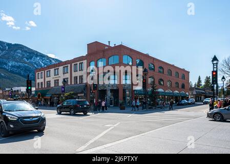 Banff est une ville située dans le parc national Banff, en Alberta, au Canada. Il est situé dans les Rocheuses de l'Alberta, le long de la Transcanadienne, à environ 126 km Banque D'Images