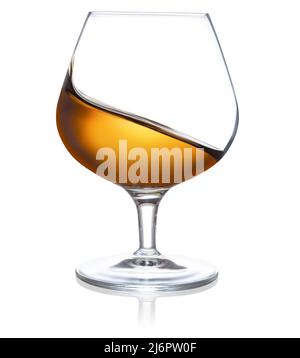 vague de brandy dans un verre isolé sur fond blanc Banque D'Images
