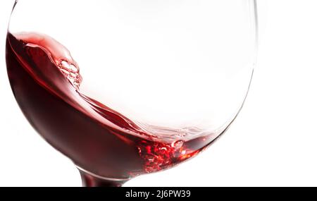 vague de vin rouge dans un verre isolé sur fond blanc Banque D'Images
