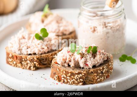 bruschetta avec pate de thon, rillettes de poisson Banque D'Images