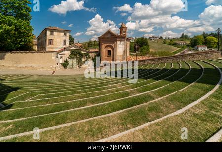 Monforte d'Alba, langhe, Cuneo, Italie - 02 mai 2022 : amphithéâtre Horszowsky au sommet de la vieille ville avec l'église des Confraterni Banque D'Images