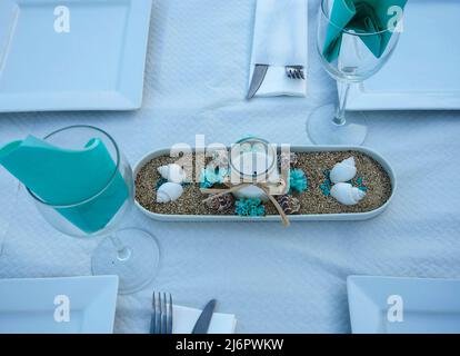 Décorations aux chandelles pour la célébration de la veille du milieu de l'été sur la plage Banque D'Images