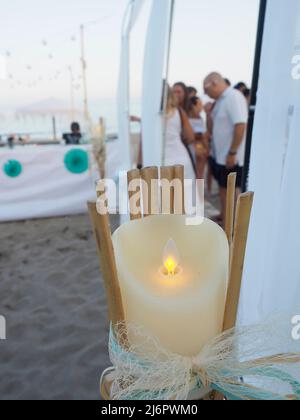 Décorations aux chandelles pour la célébration de la veille du milieu de l'été sur la plage Banque D'Images