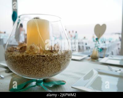 Décorations aux chandelles pour la célébration de la veille du milieu de l'été sur la plage Banque D'Images