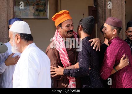 3 mai 2022. Ahmedabad, Inde : les hommes musulmans se saluent après la fin des prières d'Eid Banque D'Images