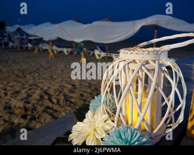 Décorations aux chandelles pour la célébration de la veille du milieu de l'été sur la plage Banque D'Images