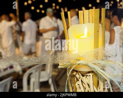 Décorations aux chandelles pour la célébration de la veille du milieu de l'été sur la plage Banque D'Images