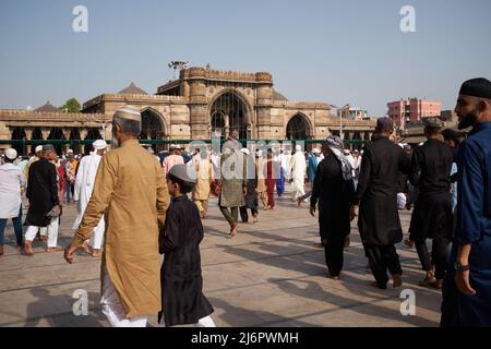 3 mai 2022. Ahmedabad, Inde: Les hommes se rapprochent de la mosquée de Jama d'Ahmedabad pour assister aux prières d'Eid Banque D'Images