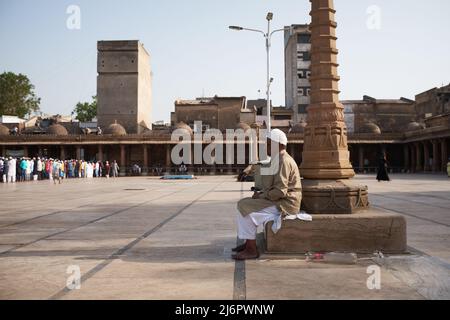 3 mai 2022. Ahmedabad, Inde: Un homme musulman offrant la prière à la mosquée de Jama à l'occasion du festival Eid Banque D'Images