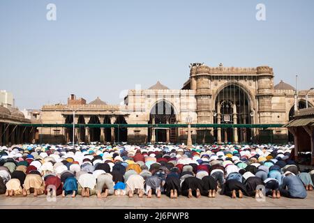 3 mai 2022. Ahmedabad, Inde: Des hommes musulmans proposent des prières à la mosquée de Jama à l'occasion du festival Eid Banque D'Images