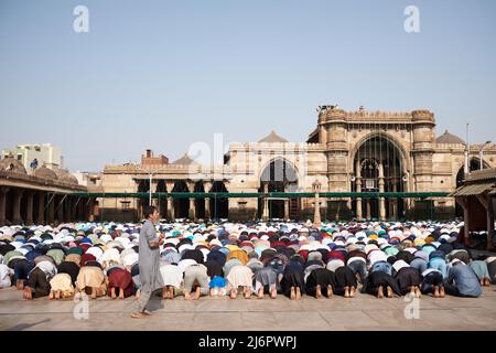 3 mai 2022. Ahmedabad, Inde: Un homme se précipite pour rejoindre les prières d'Eid à la mosquée de Jama d'Ahmedabad Banque D'Images