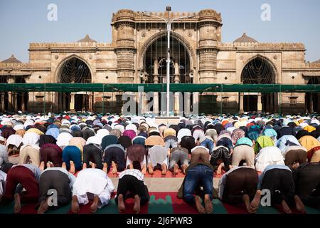 3 mai 2022. Ahmedabad, Inde: Des hommes musulmans proposent des prières à la mosquée de Jama à l'occasion du festival Eid al Fitra Banque D'Images