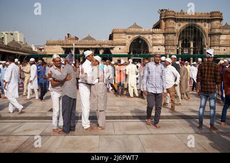 3 mai 2022. Ahmedabad, Inde : les hommes musulmans se saluent après la fin des prières d'Eid Banque D'Images