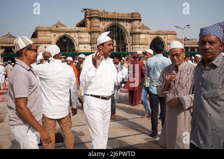 3 mai 2022. Ahmedabad, Inde: Des hommes musulmans à la mosquée de Jama d'Ahmedabad après les prières d'Eid Banque D'Images