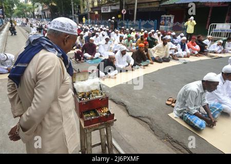 3 mai 2022, Kolkata, Bengale-Occidental, Inde: Les gens de la communauté musulmane offrent une prière spéciale/ Namaz à l'occasion de l'Eid-ul-Fitr qui est célébré par les musulmans du monde entier pour marquer la fin du mois Saint islamique de Ramzan. Ramzan est observé par les musulmans du monde entier comme un mois de jeûne pour commémorer la première révélation du Coran au prophète Mahomet, selon la croyance islamique. Le 3 mai 2022 à Kolkata, Inde. (Image de crédit : © Sukhomoy  Sen/eyepix via ZUMA Press Wire) Banque D'Images