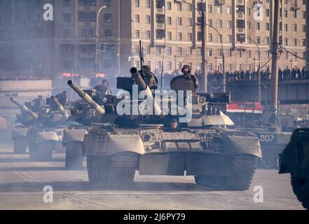 Photo du dossier: 1993 crise constitutionnelle russe. Chars de bataille russes T-80 devant la Maison Blanche russe sur Krasnopresnenskaya Naberezhnaya dans le centre de Moscou le 4th 1993 octobre. Banque D'Images