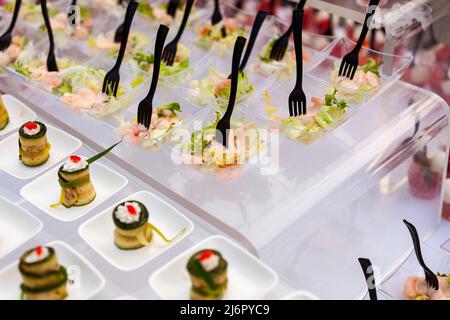 Délicieux petit-déjeuner courgettes grillées courgettes et crevettes à la sauce rose, un hors-d'œuvre italien simple et savoureux Banque D'Images