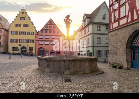 Matin avec lever du soleil à Rothenburg ob der Tauber avec maisons colorées de la place du marché Banque D'Images