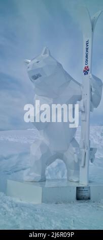 Courchevel, France - février 3 2022 : sculpture d'ours blanc avec skis dans la patte d'ours de la station de ski de Courchevel 'les trois Vallees' en français Banque D'Images