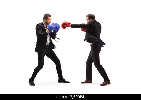 Photo de profil pleine longueur de deux hommes d'affaires qui se battent avec des gants de boxe isolés sur fond blanc Banque D'Images