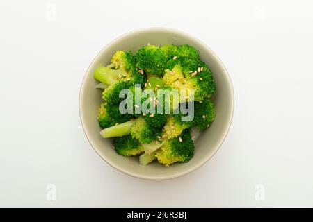 Plat cuit au brocoli soigneusement servi dans un bol Banque D'Images