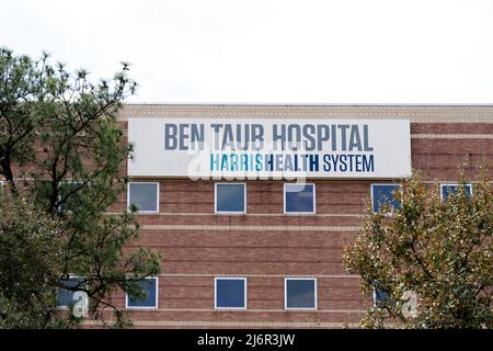 Houston, TX, USA - 9 mars 2022 : panneau de l'hôpital Ben Taub sur le bâtiment du Texas Medical Center à Houston. Banque D'Images