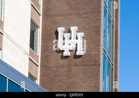 Houston, Texas, États-Unis - 13 mars 2022 : logo de l'Université de Houston sur le bâtiment à Houston, Texas, États-Unis. Banque D'Images