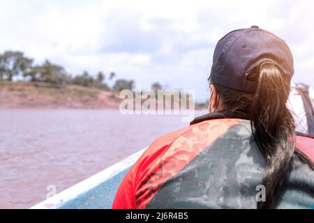 Latino brunette plus femme de taille de l'arrière dans un bateau Banque D'Images