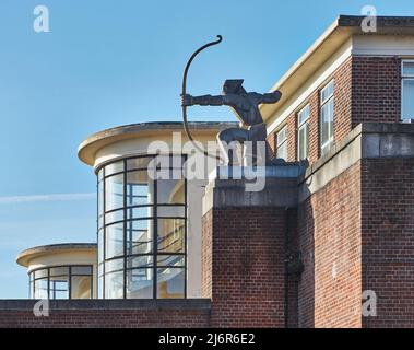 East Finchley, station de métro classée de grade 2 sur la ligne Nord conçue par Charles Holden avec la statue Archer d'Eric Aumonier Banque D'Images