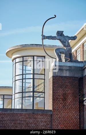 East Finchley, station de métro classée de grade 2 sur la ligne Nord conçue par Charles Holden avec la statue Archer d'Eric Aumonier Banque D'Images