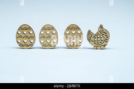 Décor de Pâques sur fond clair. Décorations pour la fête de la Sainte Pâques. Figurines en bois d'oeufs et un poulet pour Pâques. Banque D'Images