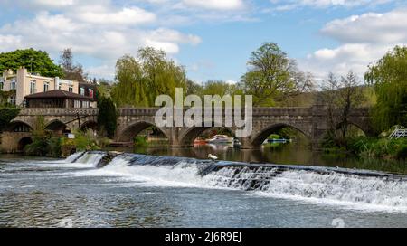 Bathampton Weir et pont à péage traversant la rivière Avon, également connu sous le nom de Batheaston Toll Bridge et Bathwick Weir, Bath, Somerset, Angleterre, Royaume-Uni. Banque D'Images