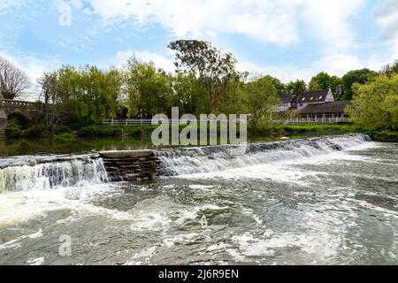 Restaurant Bathampton Mill surplombant la rivière Lower Avon et Bathwick Weir, Bath, Somerset, Angleterre, Royaume-Uni. Banque D'Images