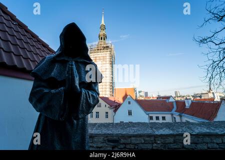 Statue de Monk sans visage, dans le jardin danois de la vieille ville tenant les mains à Tallinn, Estonie. Banque D'Images